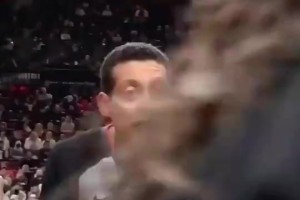 NBA裁判回看錄像時竟然被路過女郎迷住了！像平時女生路過的你？