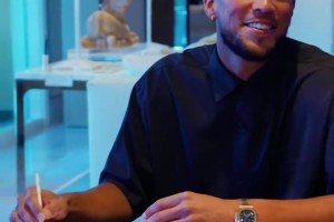 ??歷史最高年薪！布克兩年1.45億續(xù)約 嘴角壓不住了??