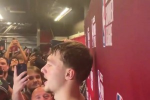 比賽結束后弗拉格接受記者采訪！網(wǎng)友都在喊“水”,你覺得呢???