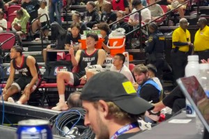 今天打嗨了！楊瀚森坐在替補席上顯得十分開心，還豎大拇指！