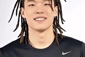 網(wǎng)友給楊瀚森設計NBA新發(fā)型 除了臟辮后面越來越離譜????