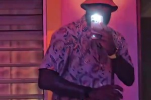 ??詹姆斯在壞兔子演唱會(huì)徹底玩嗨了！這明明就是來?yè)岋L(fēng)頭的??