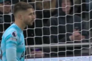 維卡里奧球員集錦：撲救技術(shù)頂級，熱刺后防大腿