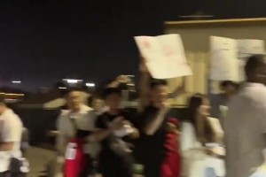 娘家人的愛！眾多中國球迷在球館外等待楊瀚森為他加油?