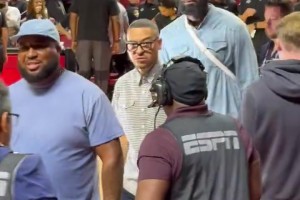 前來督戰(zhàn)湖人隊(duì)友??詹姆斯抵達(dá)現(xiàn)場(chǎng)看兒子布朗尼夏季聯(lián)賽