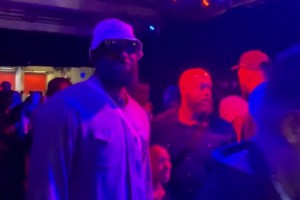 心系隊(duì)友??詹姆斯抵達(dá)夏季聯(lián)賽現(xiàn)場督戰(zhàn)兒子布朗尼~