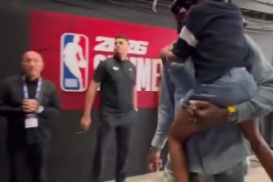 現(xiàn)場(chǎng)觀戰(zhàn)布朗尼！詹姆斯抱著女兒朱莉現(xiàn)身球員通道??