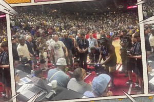 這就是超巨影響力！詹姆斯觀戰(zhàn)布朗尼，坐場(chǎng)邊被長(zhǎng)槍短炮團(tuán)團(tuán)圍住