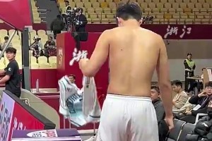 楊瀚森此前在場邊換球衣，身后的女球迷大喊：轉過來！??