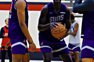 和楊瀚森一個(gè)經(jīng)紀(jì)人！馬盧阿奇在太陽(yáng)隊(duì)內(nèi)訓(xùn)練笑得很開(kāi)心