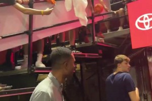 操碎了心！詹姆斯現(xiàn)身賭城夏聯(lián)，來觀看布朗尼比賽！