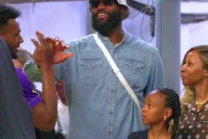 來看兒子了！老詹帶著老婆女兒來給布朗尼加油了??