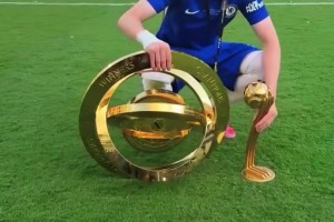 實(shí)至名歸！帕爾默賽后和世俱杯獎杯、世俱杯金球獎獎杯合影