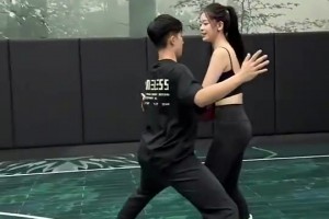 真上強(qiáng)度?。??周凱恒緊逼防守穿吊帶的椰子