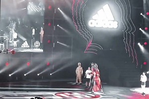 那時候還是火箭登！當(dāng)年哈登中國行時身穿一件紅色戲曲服飾投三分