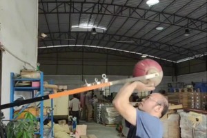 來，感受一下，東北大學(xué)ACTION機(jī)器人扣籃！