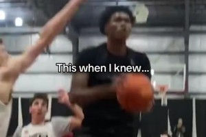 這球有幫主那味兒??！阿門空中看向底角 拉桿回頭果凍上籃??