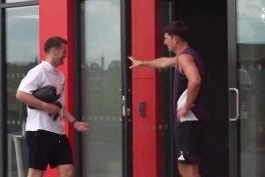 這球太騷了！尤文：他用最酷的方式，傳給一秒后的自己！