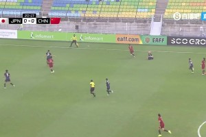 女足比賽現(xiàn)場球迷拿著喇叭鬼叫，現(xiàn)場觀眾估計要被煩死了??