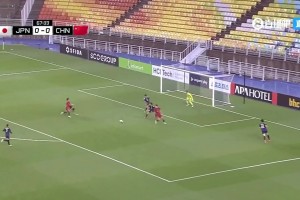 女足孫方欣絲滑停球后橫敲中路，張琳艷包抄被破壞，跑不快啊??