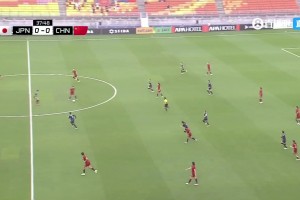 中國女足中路這下擺脫太漂亮了，一腳轉移給到邊路突破日本女足！