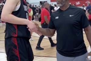 又說(shuō)my bad了吧？比盧賽后對(duì)楊瀚森說(shuō)：No bad！