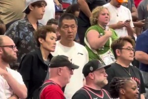 怎么還不開始？楊瀚森的父母也來到了現(xiàn)場，觀戰(zhàn)開拓者VS鵜鶘！