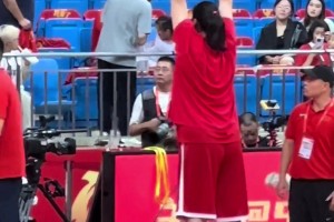 抓球抵著籃板拉伸！張子宇這熱身在女籃也是獨一份了??