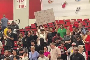 外網(wǎng)博主：楊瀚森指揮隊友就像指揮官一樣，我開玩笑管他叫楊將軍