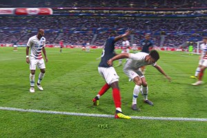 這可能是最讓球迷意難平的紅牌！那個男孩，走著走著就哭了??