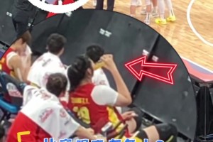 豪車(chē)燒油多！張子宇休息時(shí)12秒干完一瓶運(yùn)動(dòng)飲料