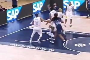 平地響驚雷?。∧_下是裝彈簧了嗎？??