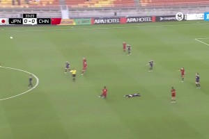 動作有點大，汪琳琳一個飛鏟放倒了日本女足吉田莉胡??