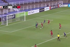 日本女門將出擊時干倒王妍雯，但后者被吹禁區(qū)內沖撞門將??