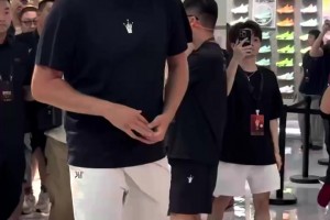 這塊頭真大啊??！約基奇中國行他哥哥也一同前來！