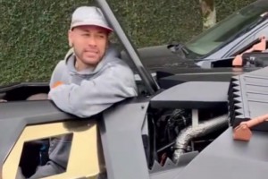 炫酷！內(nèi)馬爾開上了蝙蝠俠戰(zhàn)車