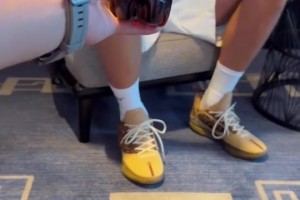 真以為我愛喝可樂??？約老師擺手拒絕遞來的可樂??