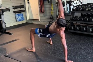 天賦不會給你刀刻般的肌肉！亞歷山大休賽期繼續(xù)苦練