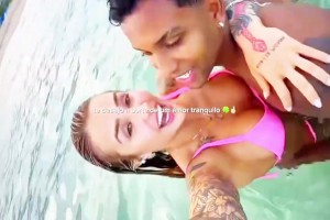 海里熱吻秀恩愛！羅德里戈和女友在海邊度假