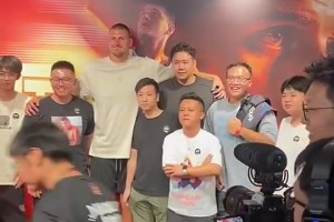 約基奇在活動現(xiàn)場與哥哥比拼投三分，還秀了一把金雞獨立三分??