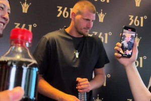 球迷圍的里三層外三層！約老師中國(guó)行這人氣，比起詹庫(kù)杜登如何？