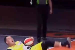 錢堆成山了！此前哈登曾在休斯敦的夜店為好友慶生