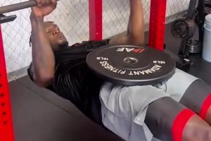 真硬！火箭新援芬尼-史密斯進(jìn)行力量訓(xùn)練~