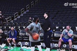 神了！歐文是怎么感應(yīng)到身后的東契奇的？77無奈攤手