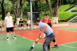 大哥以前是打職業(yè)的吧？??簡直野球場(chǎng)大殺器??！