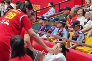 高個(gè)的煩惱??2米28的張子宇叉?zhèn)€腰，結(jié)果肘部直接誤傷隊(duì)友了