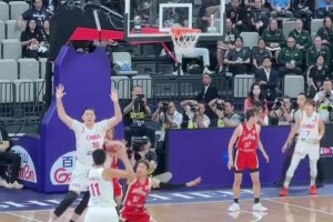 大人打小孩的既視感！張子宇籃下要球轉(zhuǎn)身輕松上籃，直接無視日本女籃防守