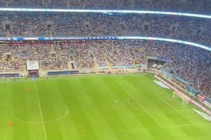 不愧是足球城啊??大連梭魚灣球場座無虛席，氣氛太好啦???