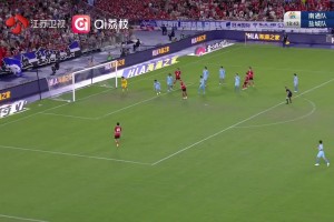 晃過兩人，傳給隊友，可惜打偏了，南通這球太可惜了