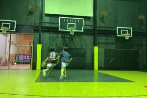 看看日本女籃后衛(wèi)田中心，14歲時(shí)運(yùn)球上籃訓(xùn)練，基本功很扎實(shí)！